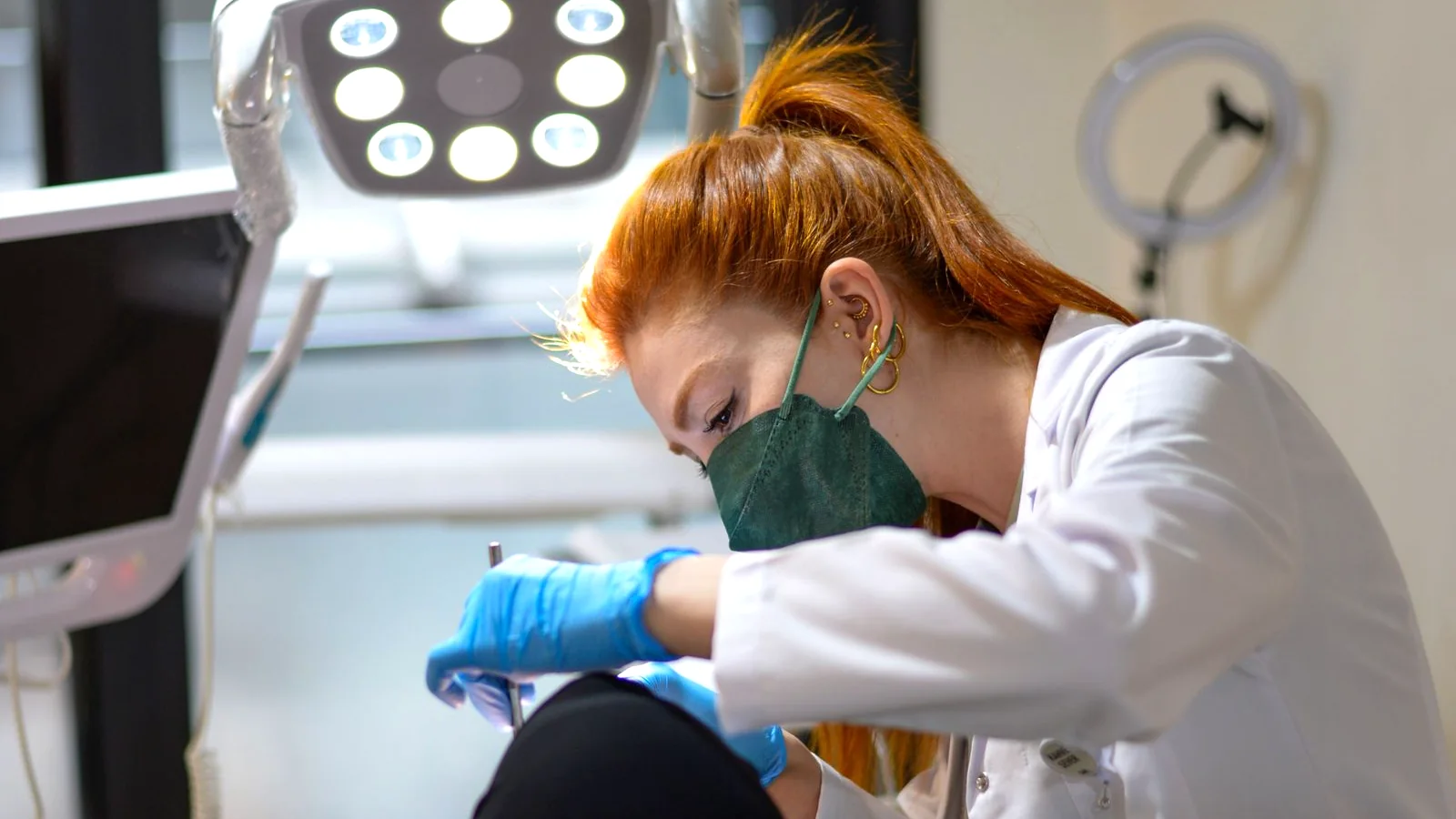 Odontóloga atendiendo a una paciente en la clínica dental Oralis de Guadalajara