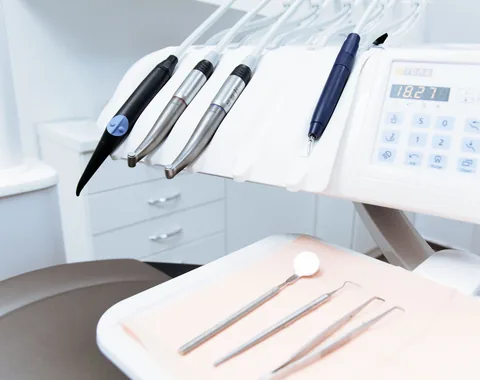 Instrumental dental esterilizado listo para la consulta